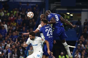 Lukaku bật cao đánh đầu ghi bàn thắng duy nhất cho Chelsea trước Zenit.