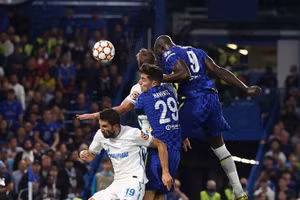Lukaku bật cao đánh đầu ghi bàn thắng duy nhất cho Chelsea trước Zenit.