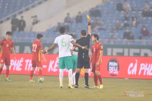 Công Phượng nhận thẻ vàng trong trận thua Saudi Arabia tối 16/11.