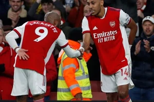 Lacazette và Aubameyang mừng bàn thắng của Arsenal