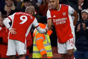 Lacazette và Aubameyang mừng bàn thắng của Arsenal