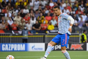 Ronaldo cân bằng kỷ lục của Messi nhờ bàn mở tỷ số trong trận thua Young Boys 1-2.