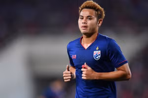 Theerathon đã phải lên tiếng sau khi hứng chịu nhiều chỉ trích từ cổ động viên xứ Chùa Vàng.