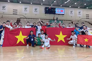 Tuyển futsal Việt Nam mừng chiến tích lần thứ 2 dự World Cup.