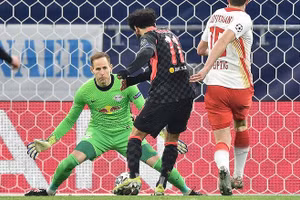 Salah mở tỷ số cho Liverpool bằng pha dứt điểm cận thành ở phút 53.