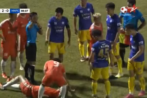 Văn Quyết "đốn hạ" cầu thủ ngoại binh Đà Nẵng khiến nhận án phạt nguội.