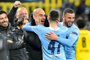 Pep Guardiola cùng học trò mừng chiến tích vào bán kết Champions Leagua 2020-2021.