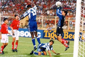 Bàn thắng tại Tiger Cup 1998 của Sasi Kumar khiến anh có được biệt danh "Cái lưng của Chúa" và trở thành huyền thoại sống của bóng đá Singapore.