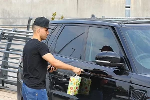 Aguero đã trao chìa khoá và giấy tờ chiếc siêu Range Rover cho một nhân viên Man City.