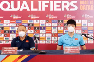 Hoàng Đức họp báo cùng HLV Park Hang-seo tại buổi họp báo chiều 6/9.