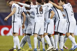 Cầu thủ Chelsea cho giày vào lò vi sóng hấp trước cuộc đối đầu với Man Utd.