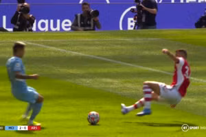 Cú vào bóng bằng cả 2 chân với Joao khiến Xhaka nhận thẻ đỏ thứ 11 trong sự nghiệp.