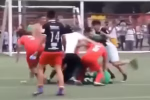 Cầu thủ bị đánh hội đồng đến bất tỉnh nhân sự.