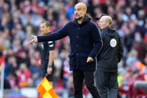 Man City tố một trợ lý của Pep Guardiola bị cổ động viên Liverpool nhổ nước bọt vào người.