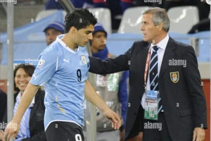 HLV Oscar Tabarez, thầy của chân sút Suarez đã bị Uruguay sa thải.