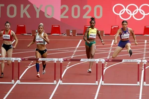 Quách Thị Lan (ngoài cùng, bên trái) giành vé vào bán kết nội dung 400m rào nữ tại Olympic Tokyo 2020.