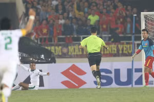 Thủ môn bất đắc dĩ Quế Ngọc Hải trong trận tuyển Việt Nam gặp Indonesia năm 2016.