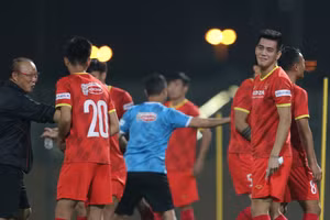 Tiến Linh bị thầy Park giấu bọc ống quyển khi đi trả lời truyền thông.