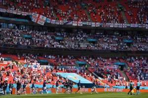 Các nhân chứng cho biết cổ động viên Anh ngã từ khán đài xuống nền bê tông, bất tỉnh.