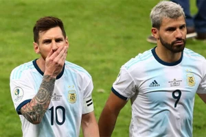 Aguero chấp nhận giảm nửa lương để được sát cánh cùng bạn thân Messi.