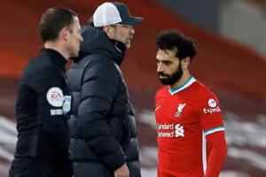 Salah "mặt nặng mày nhẹ" vì bị thay ra trận thua Chelsea.