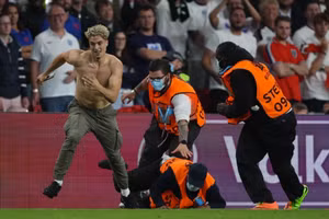 Cổ động viên lao vào phá đám trận chung kêt EURO 2020.