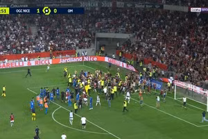 Cảnh hỗn loạn trong trận đấu giữa Nice và Marseille.