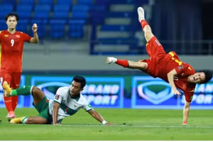 Tuấn Anh bị "võ sĩ" Indonesia phạm lỗi thô bạo.