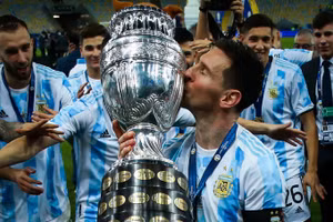 Giúp tuyển Argentina đăng quang Copa America 2021, Messi sáng cửa đoạt Quả bóng Vàng 2021.