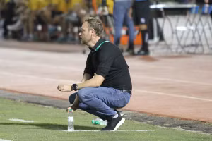 Huấn luyện viên Polking vẫn chưa nói chuyện với Hoàng Thịnh sau pha vào bóng với Hùng Dũng.