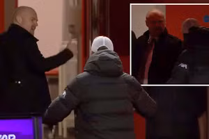 Klopp (mũ trắng) đuổi theo "sửng cồ" với đồng nghiệp Dyche.