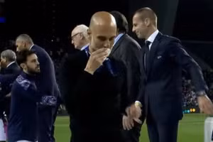 Pep Guardiola bị chế giễu vì hôn huy chương bạc Champions League.