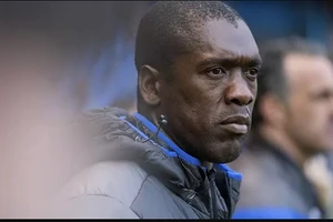 Clarence Seedorf đề xuất phạt thẻ vàng "cầu thủ dùng tay che miệng" khi nói chuyện trên sân.