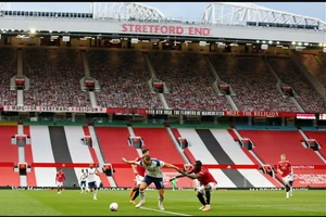 HLV Solskjaer cho rằng màu đỏ rực trên khán đài khiến Man Utd thi đấu không tốt trên sân nhà.