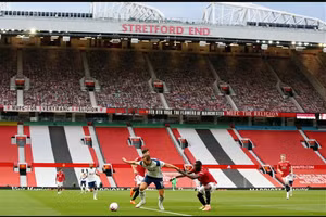 HLV Solskjaer cho rằng màu đỏ rực trên khán đài khiến Man Utd thi đấu không tốt trên sân nhà.