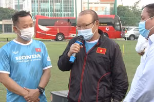 HLV Park Hang-seo phát biểu trước Bộ trưởng Bộ Văn hoá, Thể thao và Du lịch.