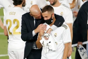 Zidane vỗ về an ủi Hazard, người dính tới 9 chấn thương nghiêm trong kể từ khi gia nhập Real vào năm 2019.