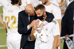 Zidane vỗ về an ủi Hazard, người dính tới 9 chấn thương nghiêm trong kể từ khi gia nhập Real vào năm 2019.