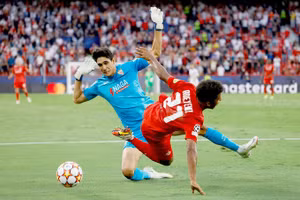 Adeyemi (áo đỏ) kiếm về cho đội nhà 3 quả 11m chỉ sau 35 phút ở Champions League.