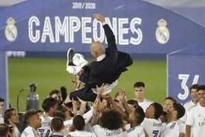 Real Madrid mừng danh hiệu La Liga mùa bóng 2019-2020 tại sân Alfredo Di Stefano.