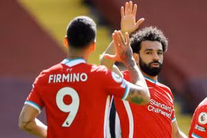 Salah chia vui bàn thắng thứ 20 Ngoại hạng Anh mùa này với đồng đội.