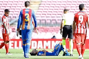 Sergio Busquets chấn thương nặng nằm sân trong trận Barceona hoà Atletico 0-0, tối 8/5.