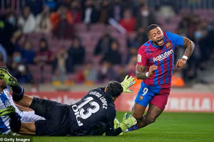 Depay kiếm về quả phạt đền gây tranh cãi cho Barcelona ở đầu hiệp hai.