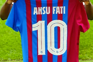 Ansu Fati được trao chiếc áo số 10 tại Nou Camp.