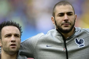 Benzema và Valbuena hồi còn khoác áo tuyển Pháp.