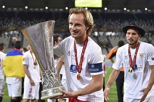 Ivan Rakitic nâng cao cúp vô địch Europa League cùng Sevilla.