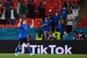 "Hổ con" Federico Chiesa bàn mở tỷ số trận Italia thắng Áo 2-1 tối 26/6.