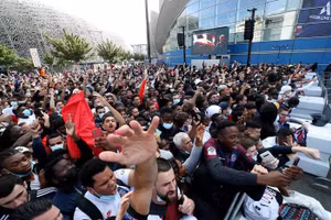 Video: Messi lại khiến thành Paris “rung chuyển”
