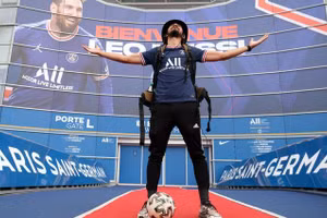 Sama hoàn thành hành trình dẫn bóng đi bộ hơn 750km mừng Messi gia nhập PSG