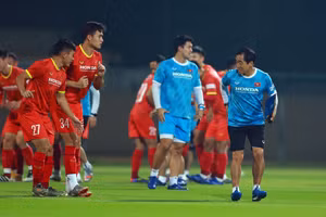 Cầu thủ Việt Nam tập luyện tại UAE, tối 4/6.